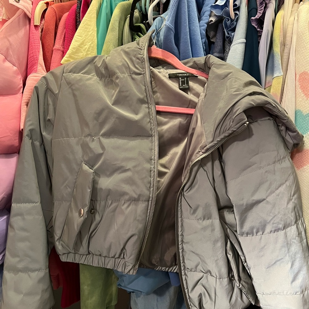 supper cool holographic grey cropped puffer from forever 21